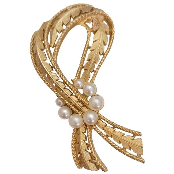Trifari Crown Over T Gold Tone Faux Pearl Leafy Ribbon Knot Textured Brooch E122 - Picture 10 of 10
